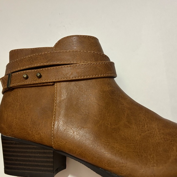 Lauran Conrad Carmel colored faux leather Ankle Boots     Size 7 - Picture 6 of 7